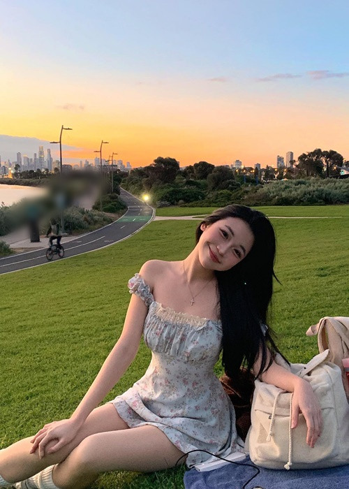 Fan cho rằng cô nàng không mặc hở bạo để đánh bóng tên tuổi như nhiều hot girl khác.