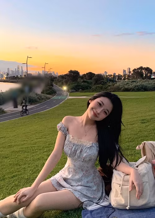 Fan cho rằng cô nàng không mặc hở bạo để đánh bóng tên tuổi như nhiều hot girl khác.