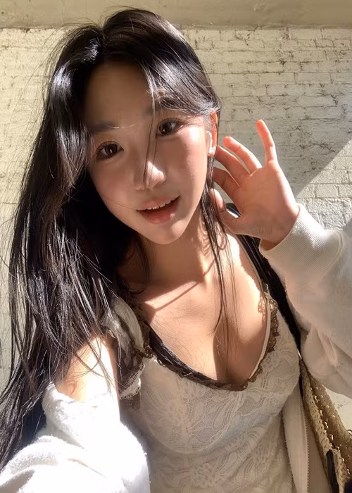 Ellen tự tin mặc gợi cảm khoe đường cong hình thể.