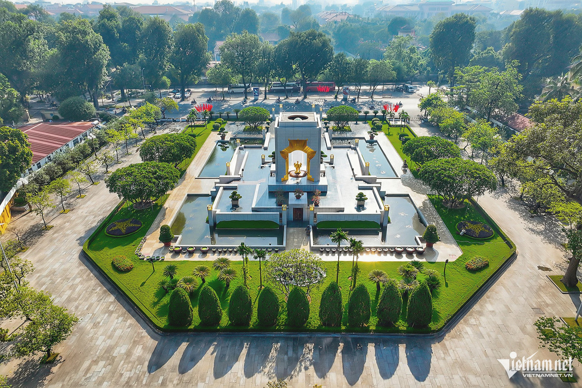 Công trình Đài tưởng niệm các Anh hùng, Liệt sỹ đã hy sinh vì nền độc lập, tự do của Tổ quốc tại Đường Bắc Sơn, đối diện Lăng Chủ tịch Hồ Chí Minh, bên cạnh Hoàng thành Thăng Long và Hội trường Ba Đình. Ngày 7/5/1994, nhân kỷ niệm 40 năm Chiến thắng Điện Biên Phủ, Đài tưởng niệm Bắc Sơn được khánh thành.Đài tưởng niệm Bắc Sơn cao 12,6m trong khuôn viên rộng 12.000m2. Thân đài là khối hộp hình vuông, cao 8,7m, đế đài cao 0,9m và bệ đài cao 1,35m, hồ nước xung quanh rộng 1.255m2. Diện tích cây xanh, thảm cỏ, vườn hoa rộng 1.620m2...Đài tưởng niệm được xây dựng với kết cấu bê tông, cốt thép, mặt ngoài ốp bằng đá hoa cương trắng ngà, tựa như ngọn nến khổng lồ thắp lên trời xanh.