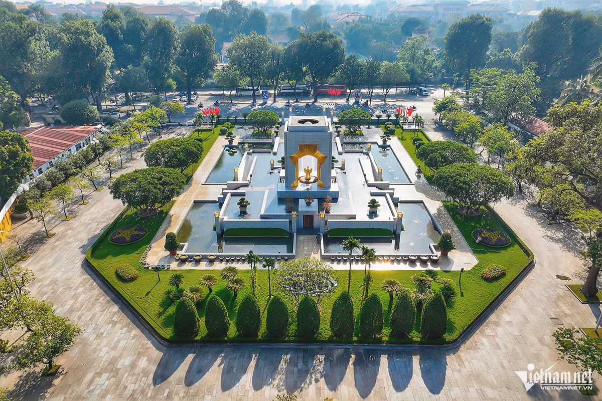 Công trình Đài tưởng niệm các Anh hùng, Liệt sỹ đã hy sinh vì nền độc lập, tự do của Tổ quốc tại Đường Bắc Sơn, đối diện Lăng Chủ tịch Hồ Chí Minh, bên cạnh Hoàng thành Thăng Long và Hội trường Ba Đình. Ngày 7/5/1994, nhân kỷ niệm 40 năm Chiến thắng Điện Biên Phủ, Đài tưởng niệm Bắc Sơn được khánh thành.Đài tưởng niệm Bắc Sơn cao 12,6m trong khuôn viên rộng 12.000m2. Thân đài là khối hộp hình vuông, cao 8,7m, đế đài cao 0,9m và bệ đài cao 1,35m, hồ nước xung quanh rộng 1.255m2. Diện tích cây xanh, thảm cỏ, vườn hoa rộng 1.620m2...Đài tưởng niệm được xây dựng với kết cấu bê tông, cốt thép, mặt ngoài ốp bằng đá hoa cương trắng ngà, tựa như ngọn nến khổng lồ thắp lên trời xanh.