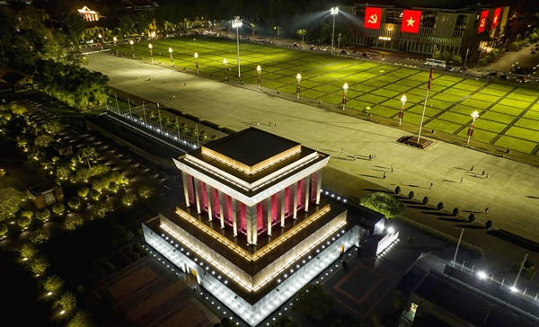 Quảng trường Ba Đình trước thế kỷ 20 còn là một khoảng đất trống, sau đó được người Pháp xây dựng thành vườn hoa Pugininer. Xung quanh vườn hoa có xây một số công trình công sở, biệt thự trong đó bao gồm Phủ Chủ tịch và Trụ sở Bộ Ngoại giao ngày nay. Sau khi Nhật đảo chính Pháp, Bác sĩ Trần Văn Lai - Thị trưởng thành phố Hà Nội của chính phủ Trần Trọng Kim đã đổi tên vườn hoa thành quảng trường Ba Đình. Ngày 2/9/1945, tại quảng trường Ba Đình, Chủ tịch Hồ Chí Minh đã đọc Bản Tuyên ngôn Độc lập khai sinh ra nước Việt Nam Dân chủ Cộng hòa. Quảng trường khi đó là một biển người và cờ hoa, ai cũng rạng rỡ, hân hoan và vỡ òa trong hạnh phúc của ngày độc lập.