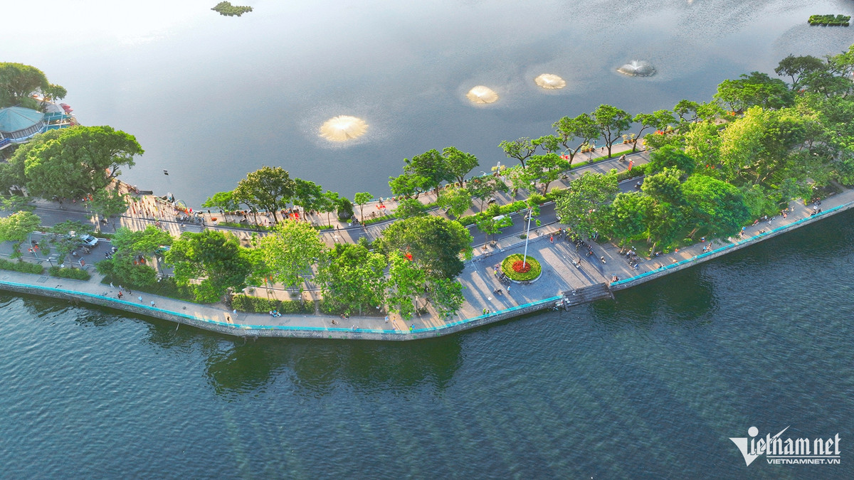 Đường Thanh Niên - “con đường tình yêu” lãng mạn bậc nhất Hà Nội hình thành từ khoảng thế kỷ 15 - 17. Đường dài khoảng 1km nằm giữa hồ Tây và hồ Trúc Bạch, cách Hồ Gươm khoảng 3km. Vào ngày 10/10/1958, 4 năm sau ngày Giải phóng Thủ đô, Ủy ban Hành chính Hà Nội khởi công công trình mở rộng đường Cổ Ngư và giao cho tập thể thanh niên Thủ đô thực hiện. Năm 1959, dự án cải tạo hoàn tất, con đường Cổ Ngư nhỏ bé, gồ ghề đã trở nên rộng rãi, mềm mại, dễ dàng đi lại và mang tên Thanh Niên.