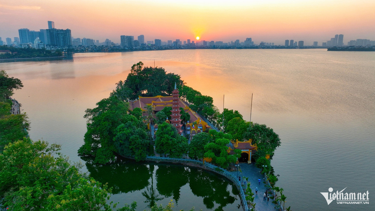 Trấn Quốc là một trong những ngôi chùa cổ nhất Việt Nam, từng vinh dự lọt Top “10 ngôi chùa đẹp nhất thế giới”. Bên trong điện chùa thờ Phật a di đà, Phật Thích Ca Mâu Ni và Phật Bà Quan Âm. Năm 1962, chùa Trấn Quốc được Bộ Văn hóa - Thông tin công nhận là Di tích lịch sử - văn hóa cấp Quốc gia. Đối với Phật giáo Việt Nam, công trình thực sự là một niềm tự hào, là di sản quý giá sở hữu nét đẹp về kiến trúc, lịch sử và văn hóa.