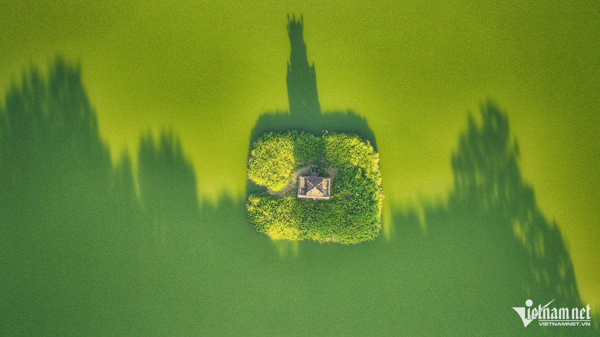 Với tuổi đời hơn 150 năm, tháp Rùa hồ Gươm không chỉ là biểu tượng du lịch mà còn khơi gợi về những nét đẹp văn hóa, lịch sử.Thiết kế của tầng đỉnh tháp như một vọng lâu, có hình vuông, mỗi bề dài 2m. Ở mặt tường phía đông, bên trên cửa tròn có đường kính khoảng 0.68m. Bên ngoài tháp có chữ Quy Sơn Tháp. Tổng chiều dài từ gồ đất lên đến tầng đỉnh là 8.8m.