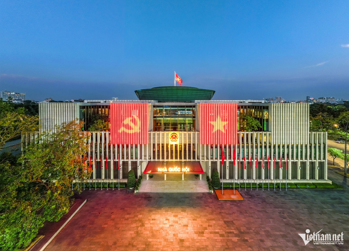 Tòa nhà Quốc hội trên đường Độc Lập (quận Ba Đình). Công trình có cấu trúc hình vuông, phòng họp trung tâm hình tròn, cao 39 mét với 5 tầng nổi và 3 tầng hầm, diện tích sàn 60.000m2.