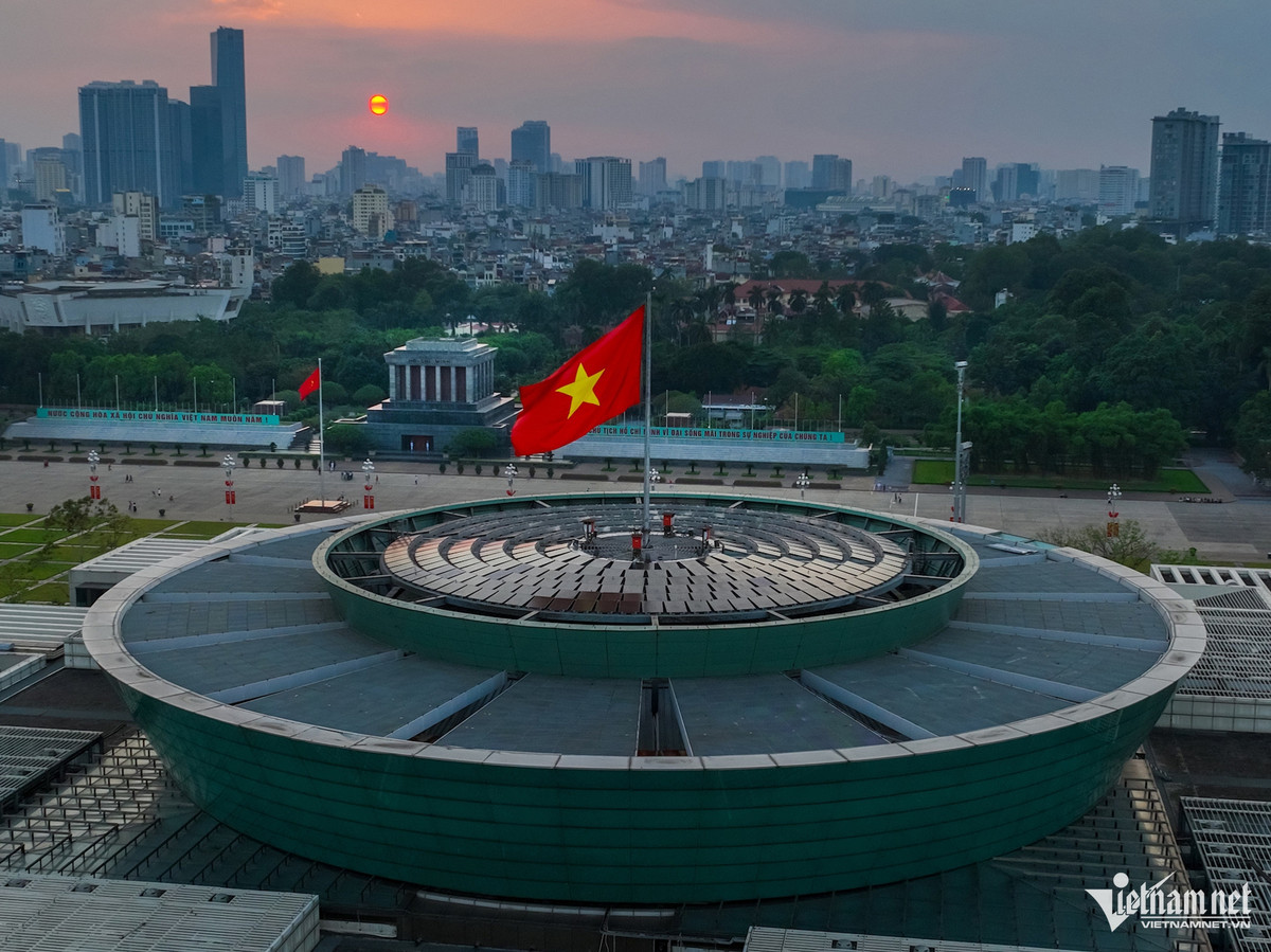 Trên nóc tòa nhà có cờ Tổ quốc, phía dưới vòm trần là hệ thống đèn chùm pha lê lớn với trọng lượng gần 6 tấn.