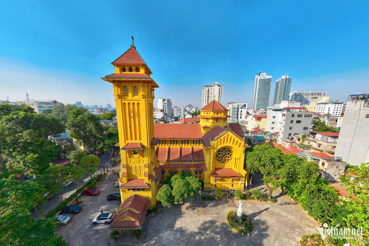 Nhà thờ Cửa Bắc trên phố Phan Đình Phùng là một trong những điểm du lịch nhiều người ưa thích với lối kiến trúc pha trộn Á - Âu. Công trình được xây dựng từ 1925 – 1930 bởi kiến trúc sư người Pháp Ernest Hébrard, trên một khoảng đất trải dài ở góc phố Nguyễn Biểu. Ban đầu, nhà thờ mang tên là Giáo đường kính Các Thánh Tử Đạo Việt Nam, với ý Đức Mẹ là Nữ Vương của tất cả các Thánh. Sau này, do nằm cạnh Cửa Bắc của thành Thăng Long nên dân gian quen gọi là nhà thờ Cửa Bắc.