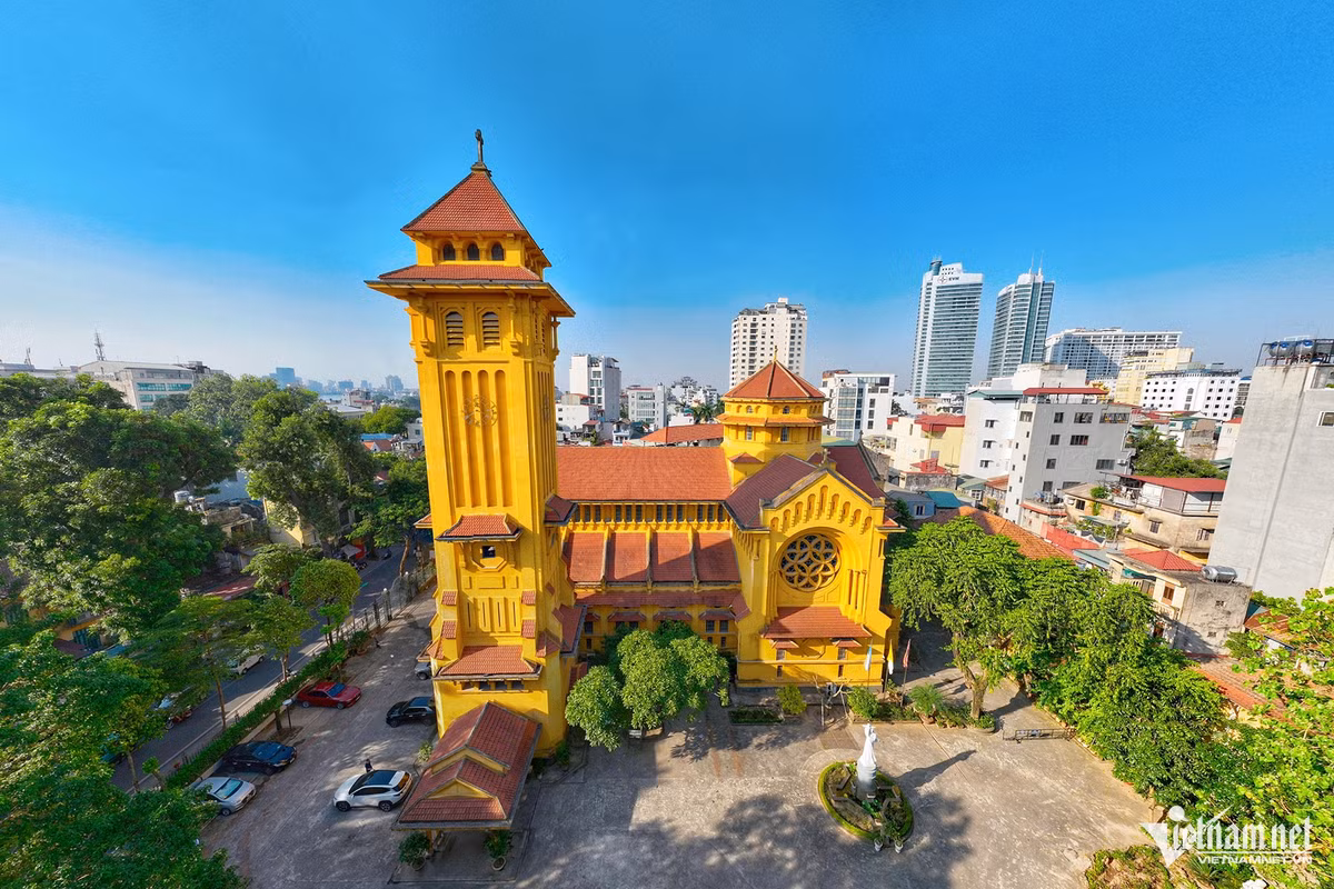 Nhà thờ Cửa Bắc trên phố Phan Đình Phùng là một trong những điểm du lịch nhiều người ưa thích với lối kiến trúc pha trộn Á - Âu. Công trình được xây dựng từ 1925 – 1930 bởi kiến trúc sư người Pháp Ernest Hébrard, trên một khoảng đất trải dài ở góc phố Nguyễn Biểu. Ban đầu, nhà thờ mang tên là Giáo đường kính Các Thánh Tử Đạo Việt Nam, với ý Đức Mẹ là Nữ Vương của tất cả các Thánh. Sau này, do nằm cạnh Cửa Bắc của thành Thăng Long nên dân gian quen gọi là nhà thờ Cửa Bắc.