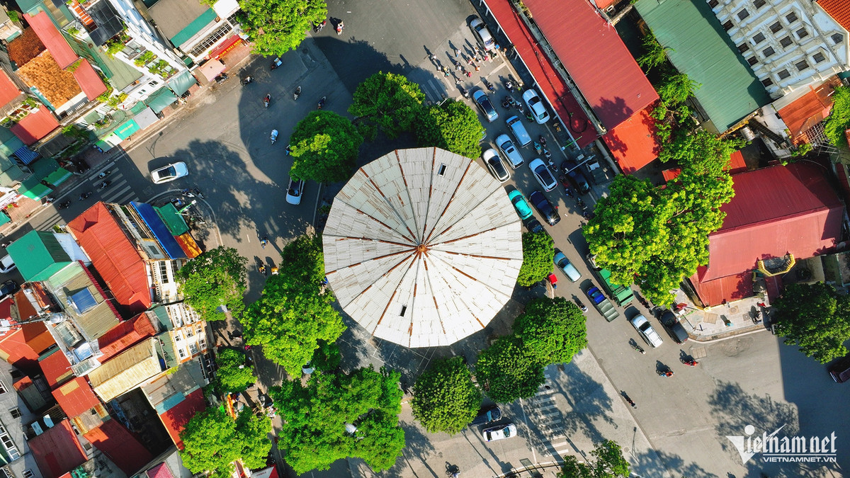 Tháp nước Hàng Đậu được người Pháp xây vào năm 1894, tọa lạc tại ngã 6 các tuyến phố Hàng Than, Hàng Lược, Hàng Giấy, Hàng Đậu, Quán Thánh và Phan Đình Phùng. Tháp có hình trụ tròn cao khoảng 25m với phần mái chóp nhọn, dung tích 1.250m3, tiếp nhận nước từ nhà máy nước Yên Phụ rồi đưa lên két chứa trên tầng cao nhất để tạo thế năng đưa vào hệ thống ống dẫn tới khu trung tâm thành phố.