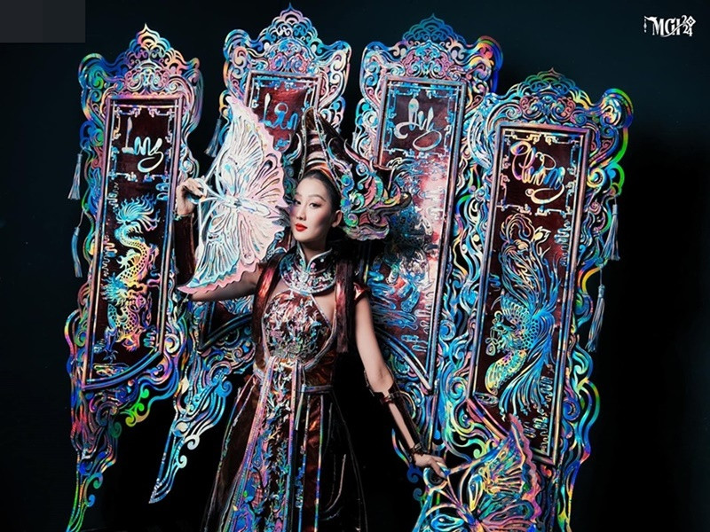Võ Lê Quế Anh trình diễn bộ trang phục “Khảm xà cừ" của NTK Nguyễn Ngọc Tứ trong đêm thi Trang phục dân tộc (National Costume). Hiện tại, trang phục của Quế Anh lọt top 10 giải Trang phục dân tộc. Ảnh: FB Miss Grand International.