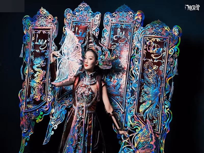 Võ Lê Quế Anh trình diễn bộ trang phục “Khảm xà cừ" của NTK Nguyễn Ngọc Tứ trong đêm thi Trang phục dân tộc (National Costume). Hiện tại, trang phục của Quế Anh lọt top 10 giải Trang phục dân tộc. Ảnh: FB Miss Grand International.