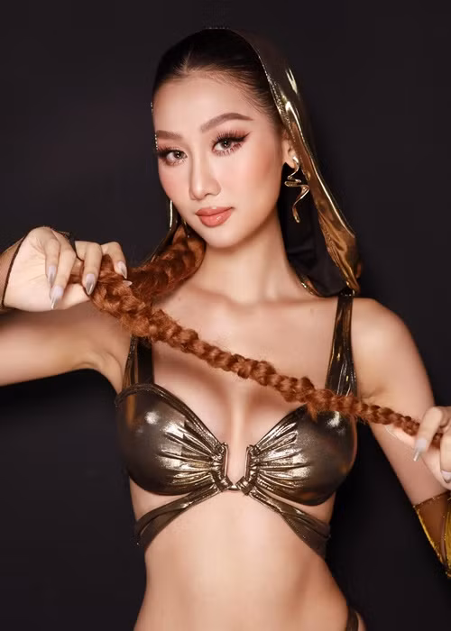 Đại diện Việt Nam gợi cảm với bikini trong bán kết. Ảnh: FB Quế Anh.