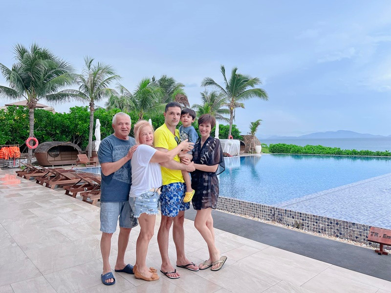 Phương Mai rất được lòng bố mẹ chồng.