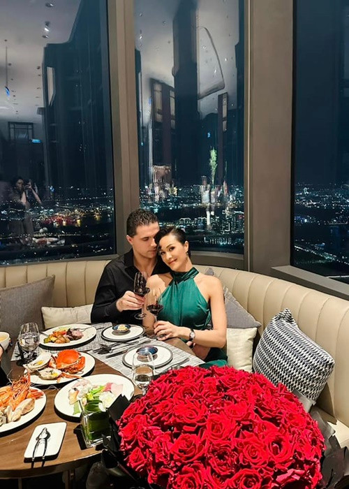 Chồng Phương Mai hết mực chiều chuộng vợ. Kỷ niệm 1 năm cưới, Phương Mai được chồng tặng đồng hồ trị giá 130 triệu đồng. Kỷ niệm 4 năm ngày cưới, doanh nhân Marcin tặng Phương Mai nhẫn kim cương 1 tỷ. Tháng 1/2022, Phương Mai được chồng tặng xe hơi hơn 2,5 tỷ đồng.