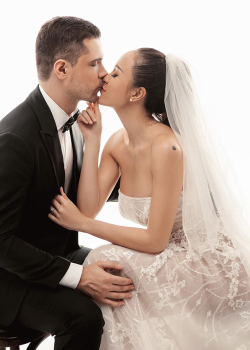 Phương Mai chia sẻ, chồng còn tạo điều kiện cho cô sớm tái xuất showbiz bởi biết cô đam mê công việc.