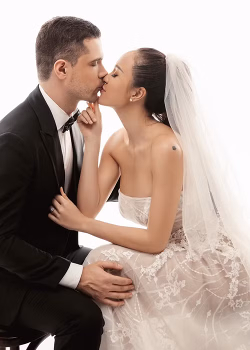 Phương Mai chia sẻ, chồng còn tạo điều kiện cho cô sớm tái xuất showbiz bởi biết cô đam mê công việc.