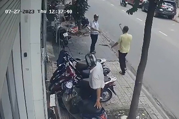 Khởi tố chủ tiệm cầm cây sắt đuổi cán bộ phường ở TPHCM Khoi to chu tiem cam cay sat duoi can bo phuong o TPHCM
