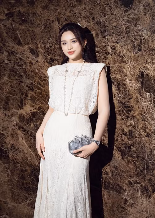 Đỗ Thị Hà hiện tại có sự nghiệp khá thành công. Cô đắt show làm người mẫu. Ngoài ra, Đỗ Thị Hà còn kinh doanh. Ảnh: FB Đỗ Thị Hà.