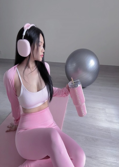 Mỗi lần diện đồ tập, nữ ca sĩ khoe trọn đường cong hình thể săn chắc, quyến rũ.