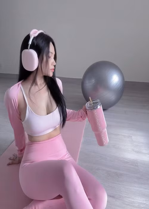 Mỗi lần diện đồ tập, nữ ca sĩ khoe trọn đường cong hình thể săn chắc, quyến rũ.