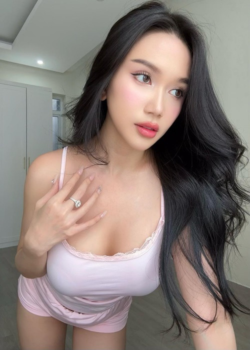 Cô chia sẻ bí quyết sở hữu body chữ S: "Một lần plank (tập bụng) của tôi là 8 phút và tất cả các động tác yoga phải giữ 2 phút trở lên, kết hợp cùng tạ. Tôi đã nịt bụng suốt 8 năm qua, 24/24, 1 lúc nịt 4 cái và chỉ bỏ ra khi mặc đồ hở. Tôi tập yoga mỗi ngày 1 giờ 30 phút, duy trì uống yến chưng vào mỗi sáng suốt 10 năm và chỉ ăn mặn 3 ngày/tháng".