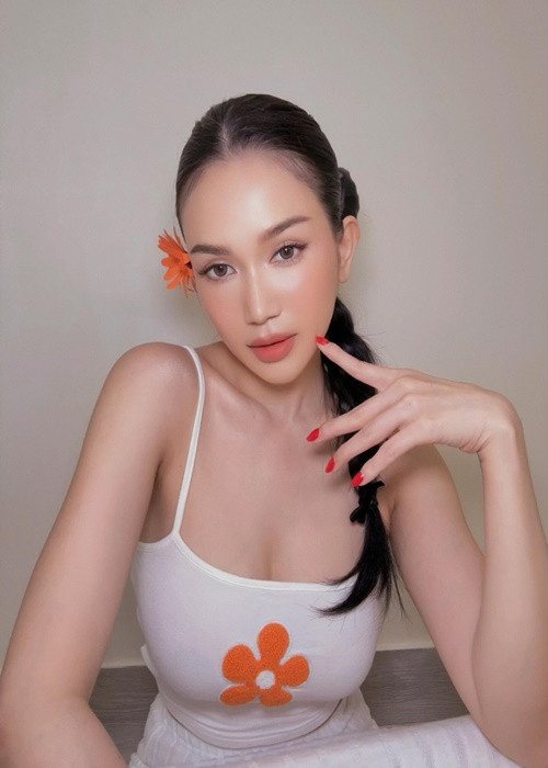 Sĩ Thanh không còn mặc hở táo bạo như trước đây.