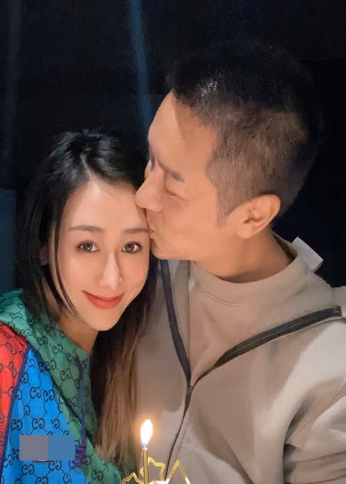 Tưởng Lệ Sa kém Trần Hạo Dân 16 tuổi, tốt nghiệp ngành thời trang. Ảnh: Weibo Trần Hạo Dân.