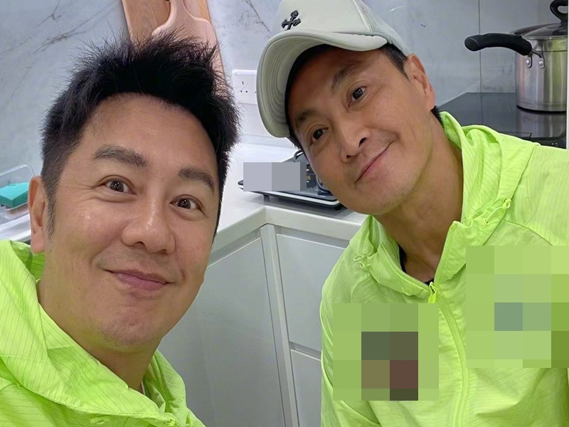 Trần Hạo Dân đọ phong độ bên Hà Gia Kính. Ảnh: Weibo Trần Hạo Dân.