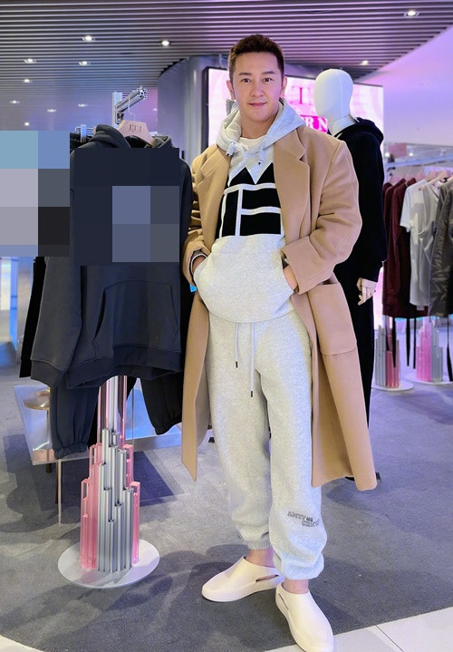 Nam diễn viên ăn mặc trẻ trung ở tuổi 56. Ảnh: Weibo Trần Hạo Dân.