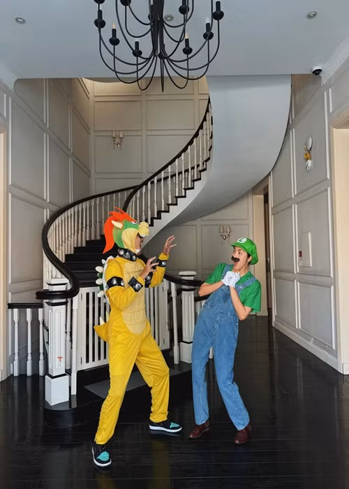 Theo Znews, gia đình Tăng Thanh Hà hóa trang giống các nhân vật trong game Mario. Cụ thể, bé Richard - con trai cả của Hà Tăng vào vai Mario, bé Chloe - con gái thứ hai của Hà Tăng là công chúa Peach còn bé út Mason đóng chú nấm Toad. Doanh nhân Louis Nguyễn diễn vai phản diện Bowser - thủ lĩnh bộ tộc rùa, Hà Tăng hóa trang Luigi - người anh em song sinh và cộng sự của Mario.