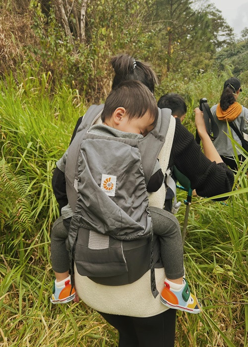 Hà Tăng đưa các con đi bộ đường dài.