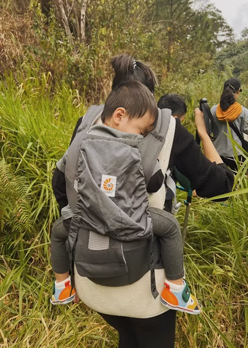 Hà Tăng đưa các con đi bộ đường dài.