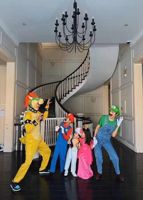  Tăng Thanh Hà lần hiếm hoi đăng tải khoảnh khắc đầy đủ các thành viên trong gia đình. Trong ảnh, vợ chồng nữ diễn viên và ba con hóa trang nhân dịp Halloween.