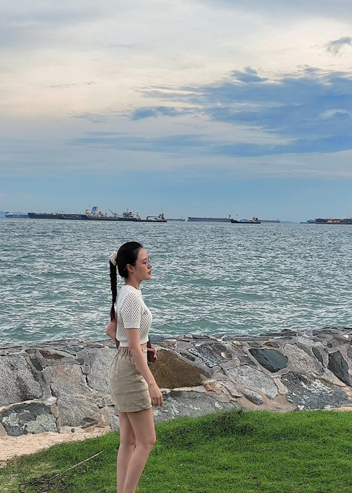 Midu liên tục đi du lịch trong và ngoài nước. Đăng tải khoảnh khắc bên bờ biển, cô chia sẻ: "Khoảnh khắc đẹp nhất mình nhìn thấy trong ngày hôm nay không phải là biển rộng trước mắt, cũng không phải là bãi cỏ xanh dưới chân, mà là một đôi tình nhân xa xa ngồi bình yên bên nhau ngắm biển. Mỗi khi nhìn hạnh phúc của người khác, mình thấy trong lòng tự nhiên cũng hạnh phúc".