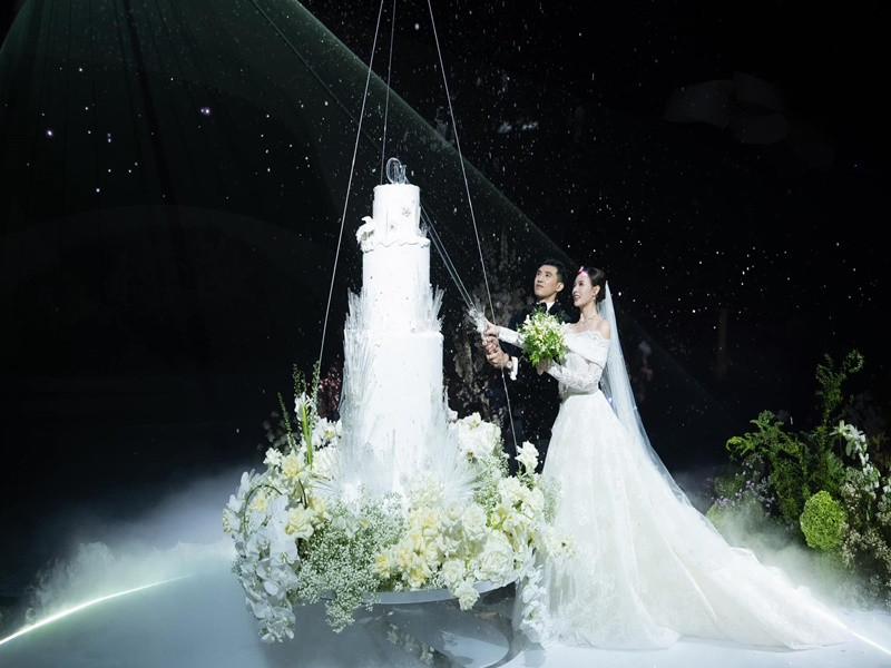 Minh Đạt là thiếu gia của tập đoàn nhựa Duy Tân. Đám cưới của anh và Midu diễn ra hoành tráng, xa hoa.