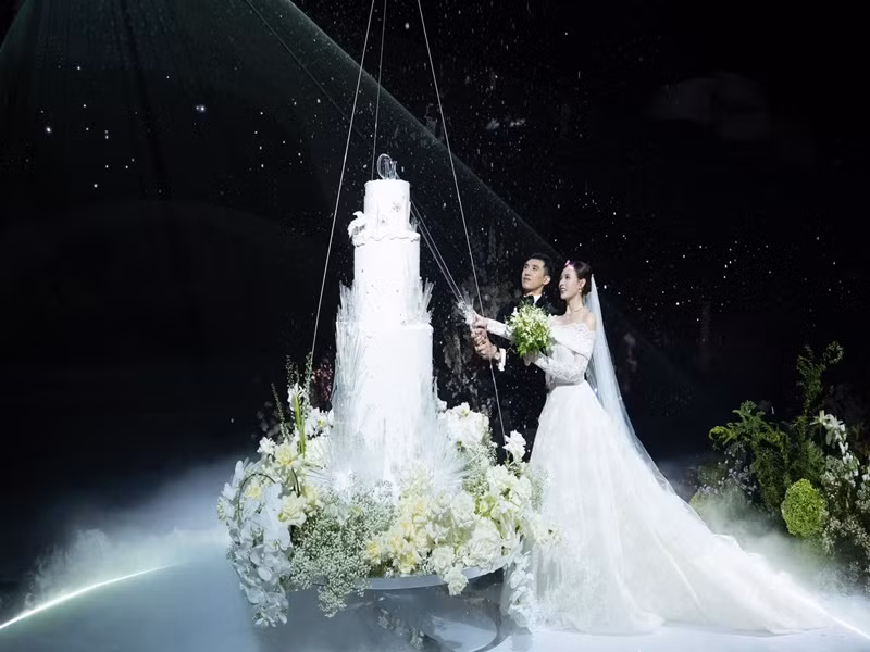 Minh Đạt là thiếu gia của tập đoàn nhựa Duy Tân. Đám cưới của anh và Midu diễn ra hoành tráng, xa hoa.