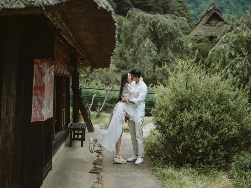 Nữ diễn viên xinh đẹp khóa môi chồng kém tuổi.