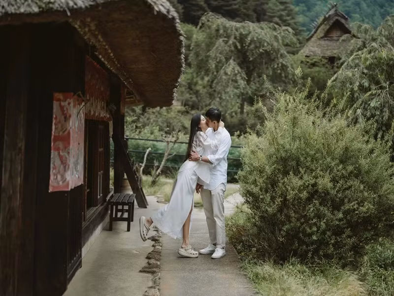 Nữ diễn viên xinh đẹp khóa môi chồng kém tuổi.