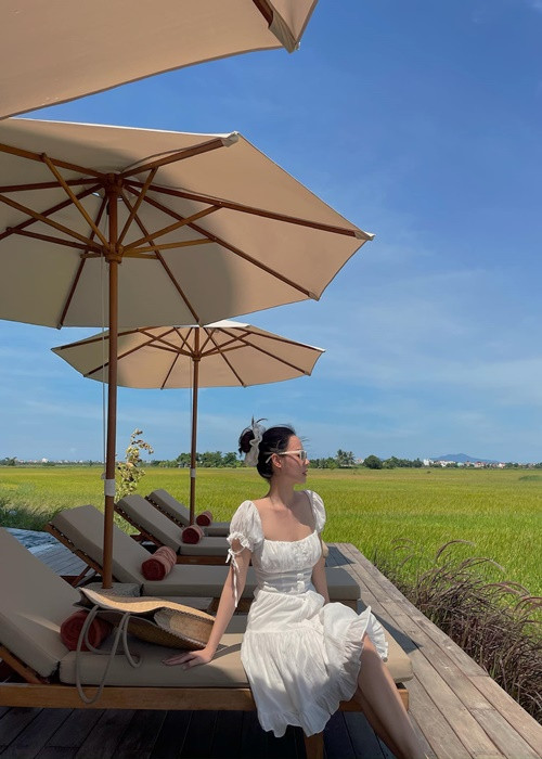 Midu từng chia sẻ, khi đi du lịch, cô ăn uống nhiều, ngắm cảnh nhiều, bớt mua sắm lại và dành thời gian để chia sẻ những trải nghiệm với mọi người xung quanh nhiều hơn.