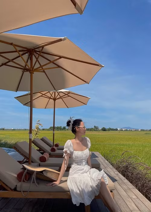 Midu từng chia sẻ, khi đi du lịch, cô ăn uống nhiều, ngắm cảnh nhiều, bớt mua sắm lại và dành thời gian để chia sẻ những trải nghiệm với mọi người xung quanh nhiều hơn.