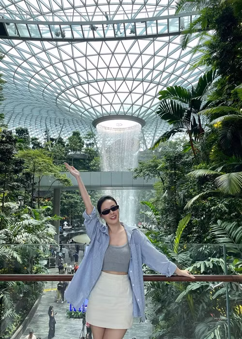 Midu du lịch nhiều nơi, dính như sam với chồng thiếu gia Midu du lich nhieu noi, dinh nhu sam voi chong thieu gia