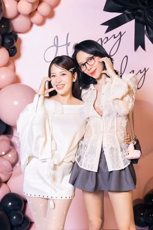 Puka đón sinh nhật bên Tóc Tiên. Ảnh: FB Puka.