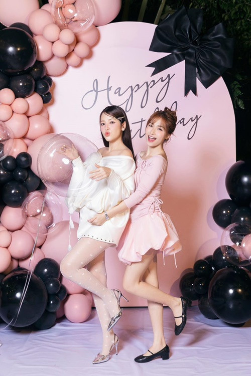 Mới đây, diễn viên Puka (trái) đón tuổi mới bên người thân, bạn bè. Trong bữa tiệc sinh nhật, cô diện váy ngắn rộng thùng thình để giấu vòng hai. Ảnh: FB Hoà Minzy.