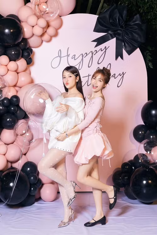 Mới đây, diễn viên Puka (trái) đón tuổi mới bên người thân, bạn bè. Trong bữa tiệc sinh nhật, cô diện váy ngắn rộng thùng thình để giấu vòng hai. Ảnh: FB Hoà Minzy.