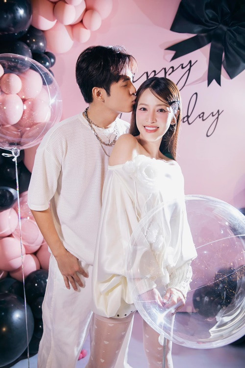 Đôi vợ chồng son tận hưởng cuộc sống ngọt ngào trong 1 năm qua. Ảnh: FB Puka.