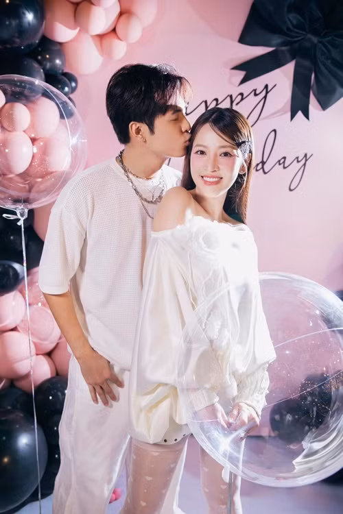 Đôi vợ chồng son tận hưởng cuộc sống ngọt ngào trong 1 năm qua. Ảnh: FB Puka.