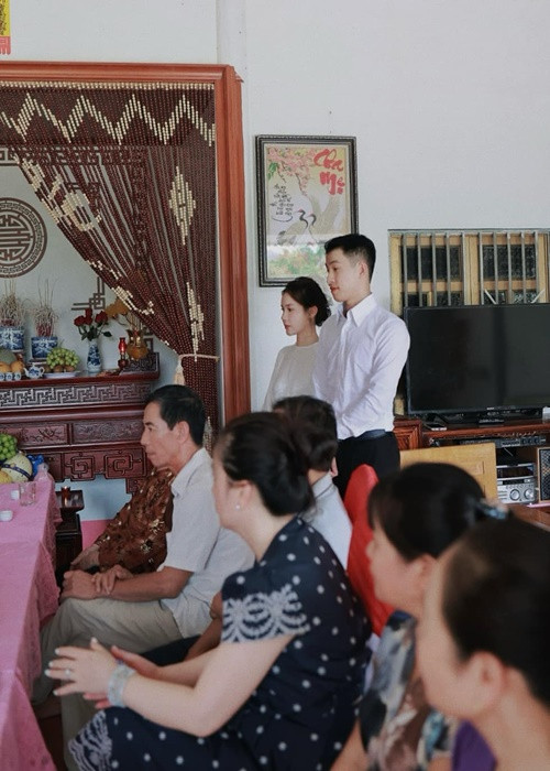 Trong ngày ăn hỏi, Thu Trang diện áo dài trắng. Ảnh: FB Tuấn Mõ.