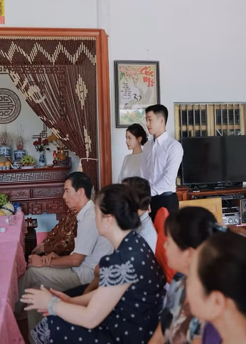 Trong ngày ăn hỏi, Thu Trang diện áo dài trắng. Ảnh: FB Tuấn Mõ.