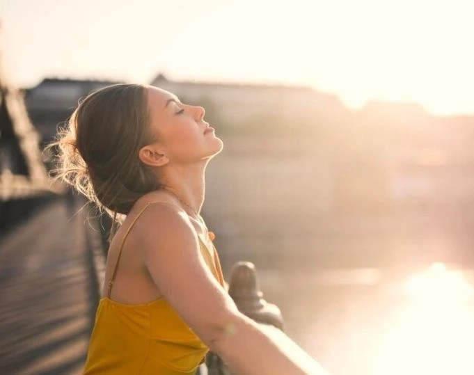 Tiếp xúc với ánh sáng mặt trời: Việc tiếp xúc với ánh sáng mặt trời tự nhiên giúp điều chỉnh đồng hồ sinh học bên trong cơ thể và hỗ trợ tổng hợp vitamin D, theo Vogue. Vitamin D rất quan trọng đối với chức năng miễn dịch và tác động tốt đến hoạt động của các enzym giải độc trong gan và thận. Vì vậy, sau khi bạn thức dậy sớm, đánh răng và uống một cốc nước, hãy thư giãn, hít thở không khí buổi sớm trong vài phút - điều này sẽ báo hiệu cho cơ thể rằng bạn đã sẵn sàng bắt đầu ngày mới. Nó cũng rất tốt cho giấc ngủ vào buổi tối và thúc đẩy sản xuất hormone hạnh phúc của chúng ta. Ảnh: Thehealthsite.